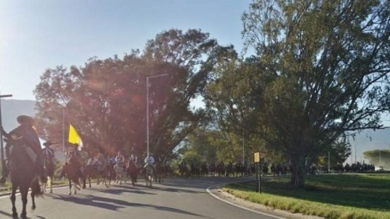 Cientos de jinetes en una travesía que  unió Valle Viejo con la Gruta de Choya