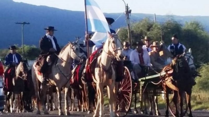 Cientos de jinetes en una travesía que  unió Valle Viejo con la Gruta de Choya