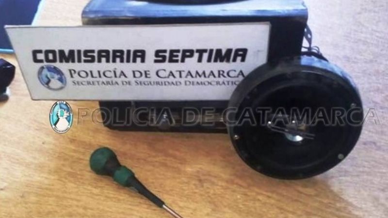 Encontró al ladrón robándole el estéreo de su auto