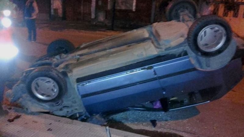 Volcó con el auto, y aún malherido, vecinos le robaron el celular