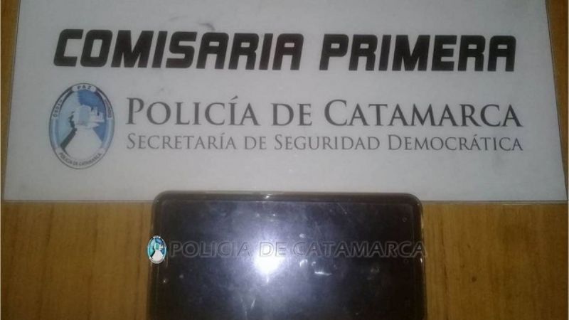 Aprehenden a una mujer y recuperan un teléfono celular