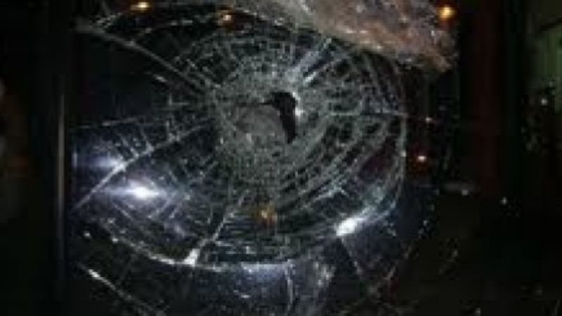 Arrojaron piedras contra un colectivo y el chofer sufrió heridas en el rostro