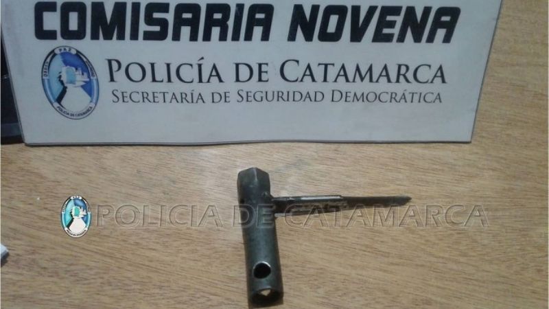 Con una espadita quiso herir a un policía