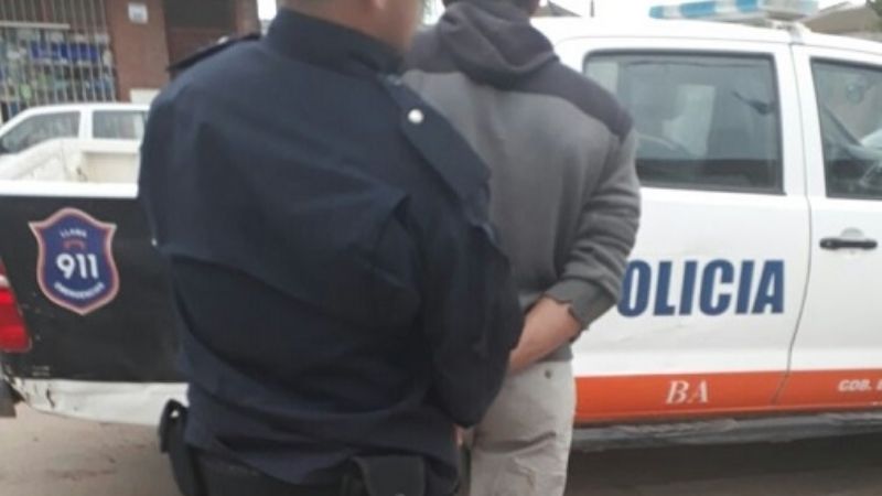 Aprehenden a un joven tras dañar un auto