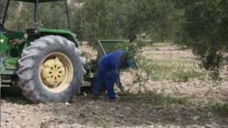 Dejó el tractor en marcha, y lo arrolló