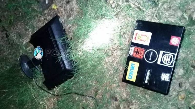 Ladrones escaparon de la policía y dejaron abandonado lo robado