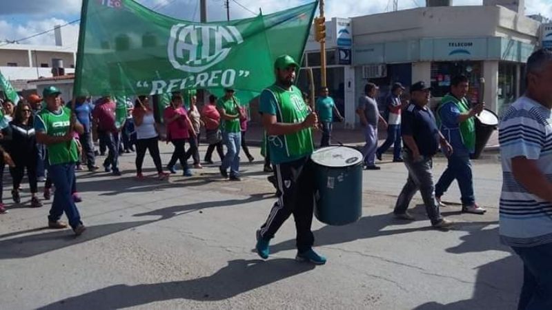 Continúa el paro de municipales en Recreo