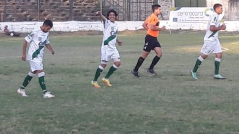 Defensores aprovechó y arrimó a la cima en Capital