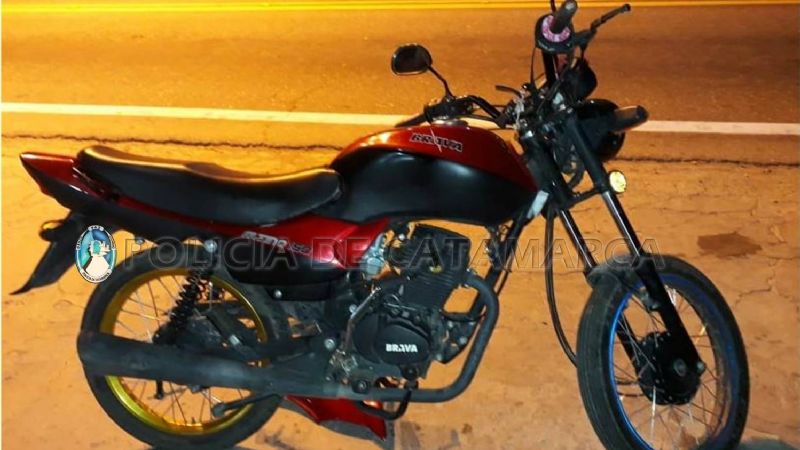 En control, abandonó la moto y se fugó