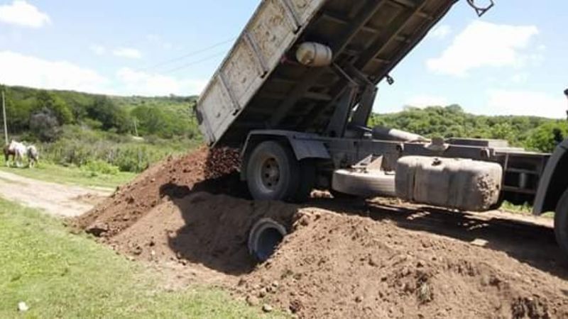 Reparan caminos en El Alto