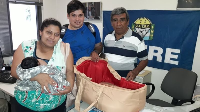 UATRE entrega ajuar y moisés a los hijos de sus afiliados