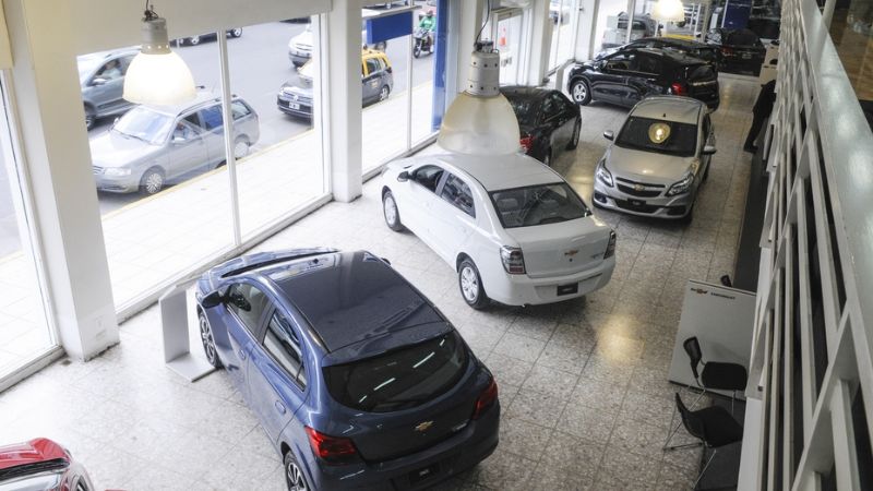 La venta de autos se desplomó un 50% en octubre