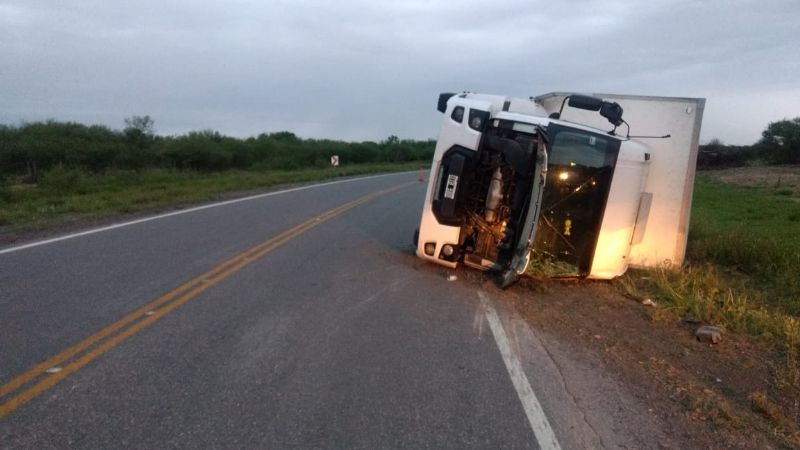 Volcó un camión con medicamentos en la ruta 157