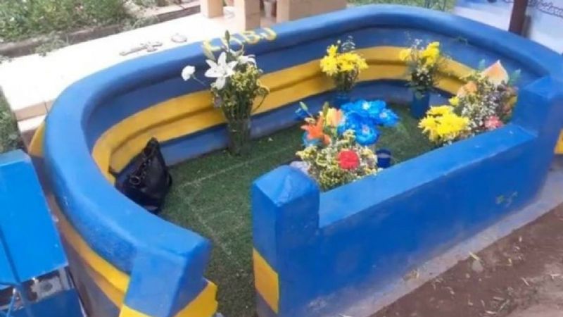 Homenajeó a su hijo fallecido con una tumba en forma de Bombonera