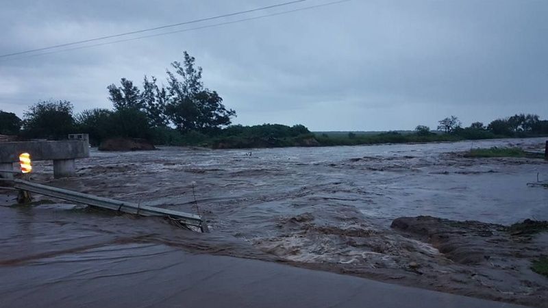 Ruta 64: Advierten por agua en bordes de la calzada