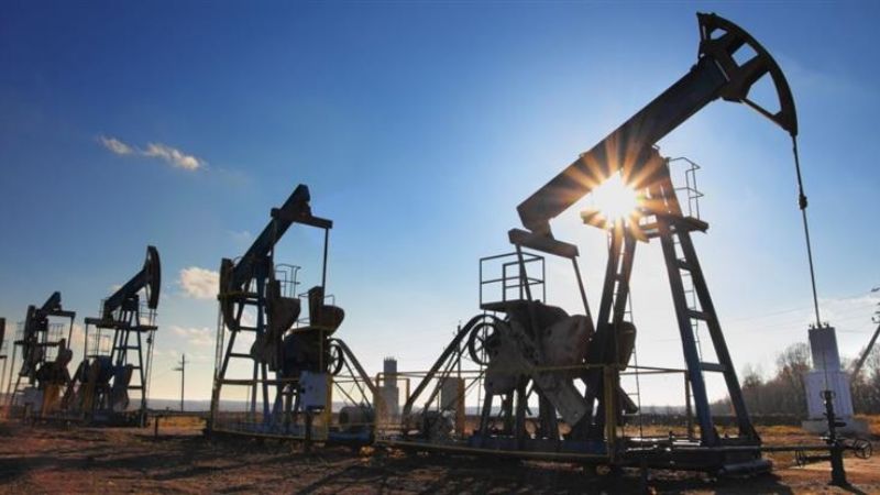 Mientras suben las naftas en Argentina, el petróleo toca mínimos en casi 8 meses