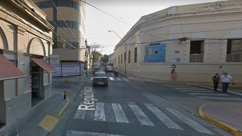 Derrapó con la moto en pleno centro