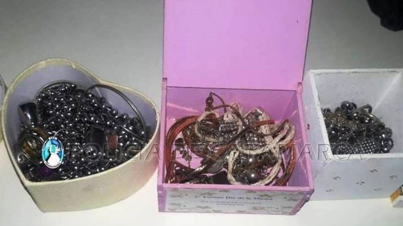 Detienen a una mujer con elementos robados