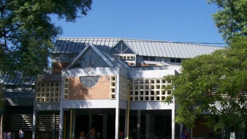 Tiene 13 años, está desnutrida y lucha por su vida tras dar a luz por cesárea