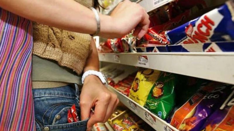 Sorprenden a una mujer robando en un supermercado