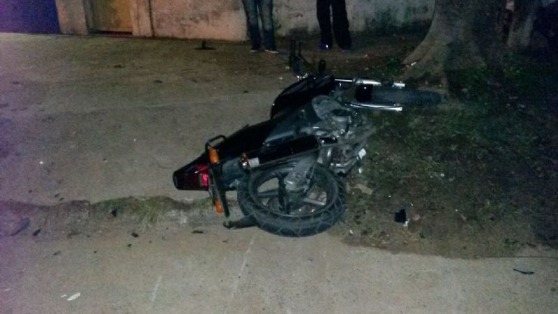Motociclistas chocaron contra un árbol