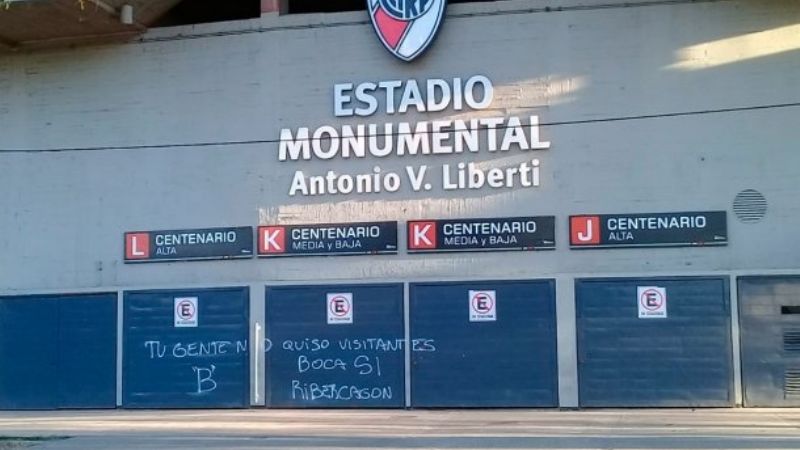 Hinchas de Boca pintaron las paredes del Monumental