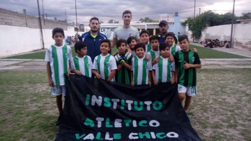 Chicos del Instituto Atlético Valle Chico ya cuentan con su indumentaria