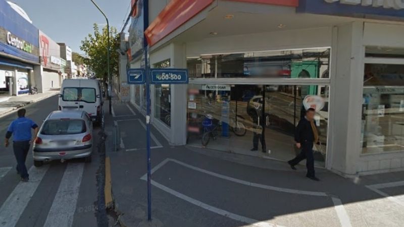 Se le cayó un cartel de un comercio en pleno centro