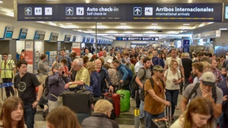 Se levantó el paro de Aerolíneas y reprograman vuelos