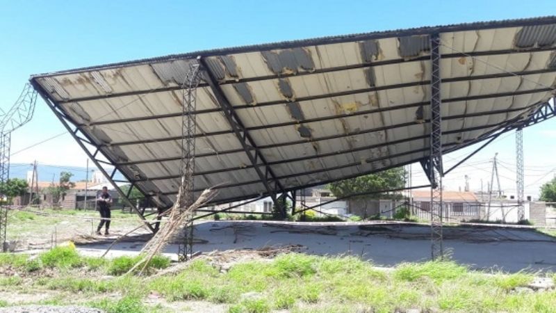 Fuerte ráfaga de 70 km/h derrumbó un tinglado