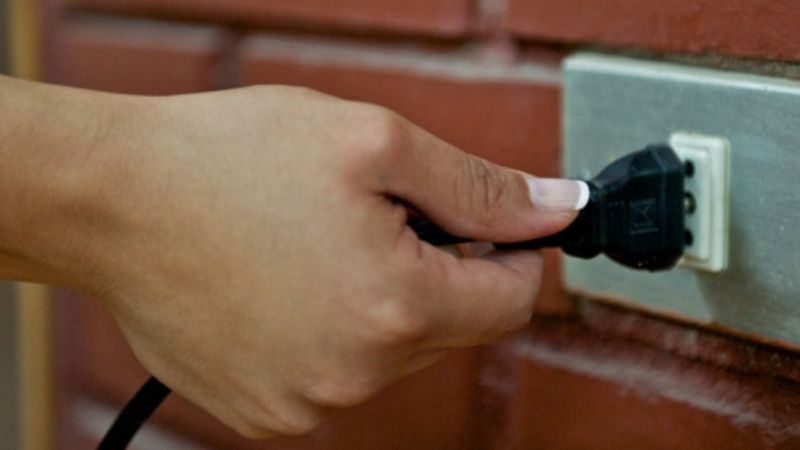 Una mujer se electrocutó cuando enchufó un electrodoméstico