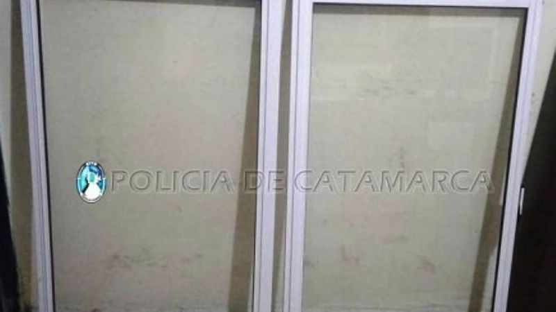 Robó dos ventanas de aluminio