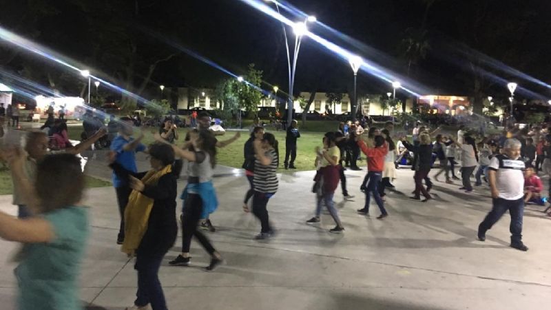 Los peregrinos se sumaron a bailar Tunante Catamarqueño en La Alameda