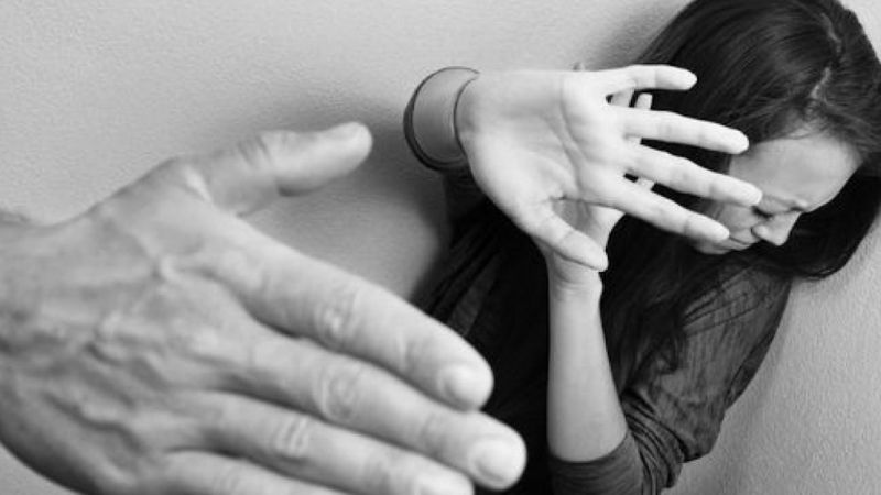 Un hombre golpeó a su pareja