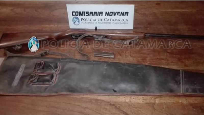 Iba en la moto con una carabina