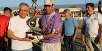 DON MARIO CISTERNAS entrega el trofeo de su homenaje al arquero y capitán Aldo Ibáñez (DE).
