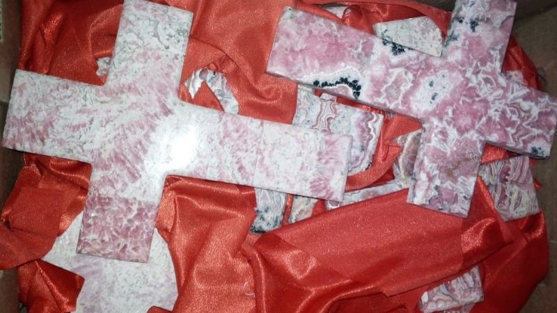 Artesanos mineros donaron cruces de rodocrosita para la Iglesia de Andalgalá