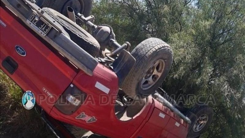 Volcó una camioneta con tres ocupantes en la Capital