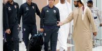 GALLARDO y su cuerpo técnico, en el aeropuerto de Abu Dhabi.