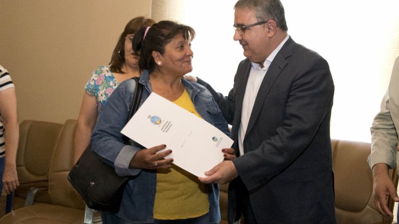 Entrega de escrituras para vecinos del barrio Altos de Choya