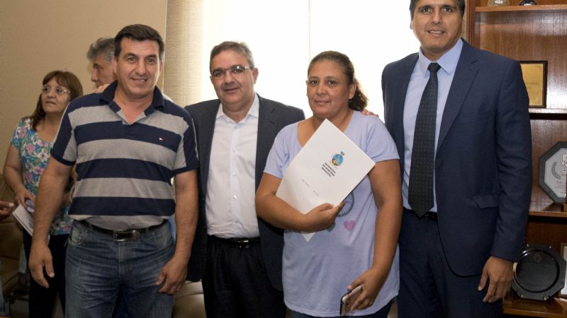 Entrega de escrituras para vecinos del barrio Altos de Choya