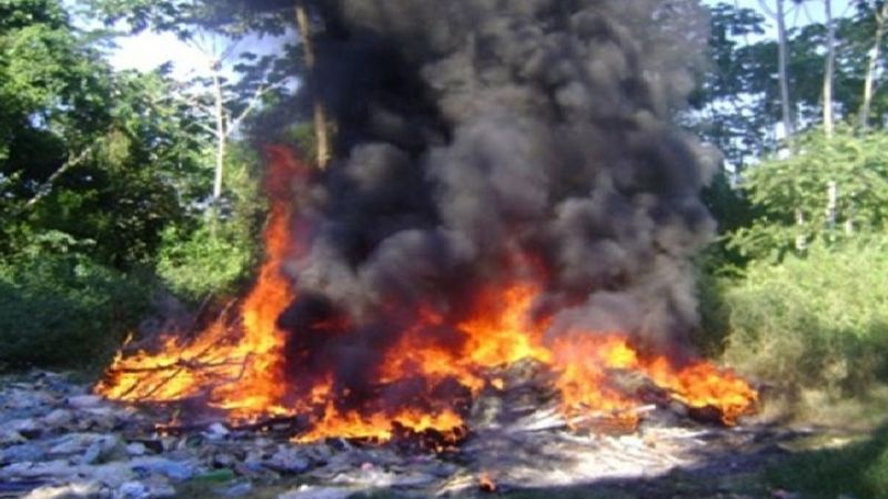 Quemó basura en el patio de su casa y casi provoca un incendio masivo