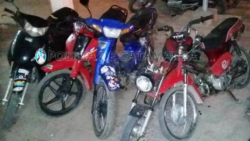 Siete jóvenes arrestados y un menor resguardado: iban en motos y en banda