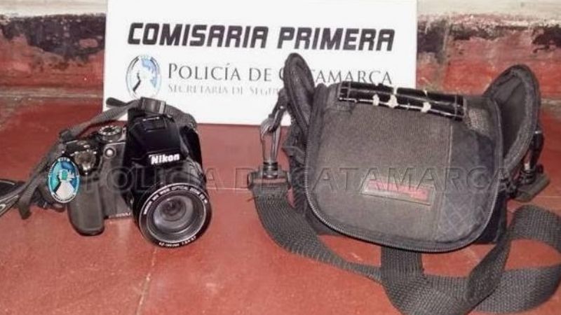 Arrestan a una mujer y secuestran una cámara fotográfica