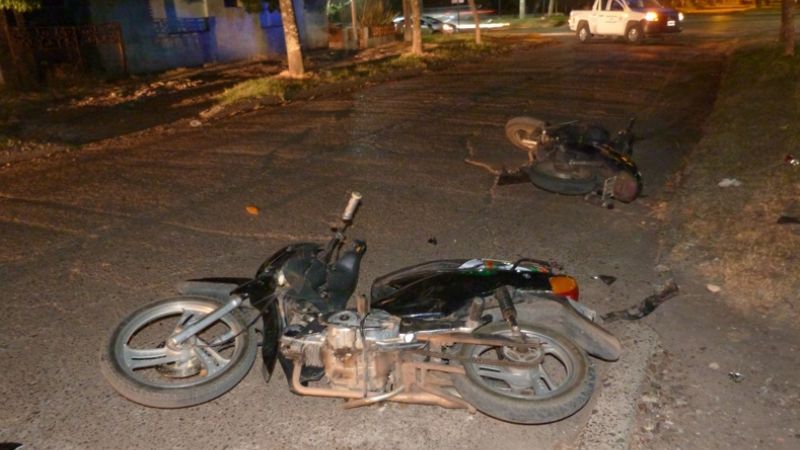 Mujer herida tras choque de motos en Fray Mamerto Esquiú