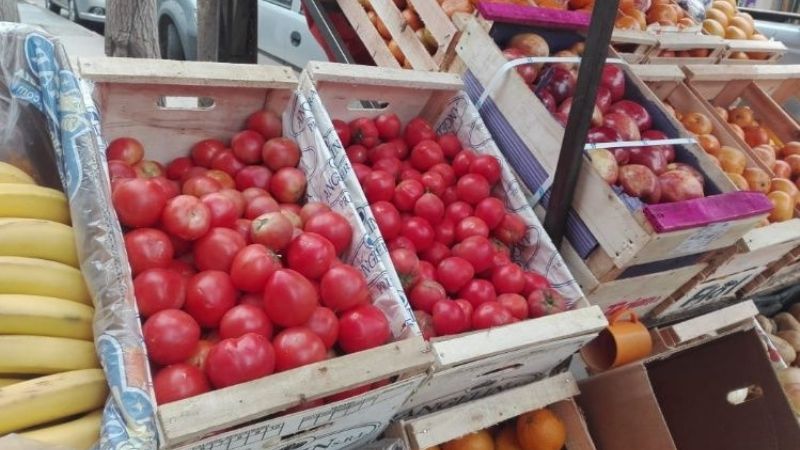 Atrapan a un joven y a un niño que robaron un cajón de tomates