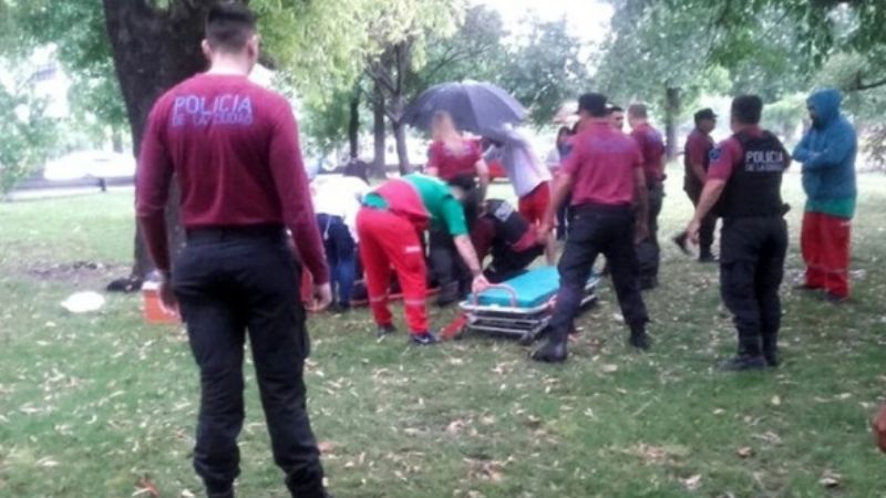 Una mujer murió y un hombre está grave por la caída de un rayo en Villa Lugano