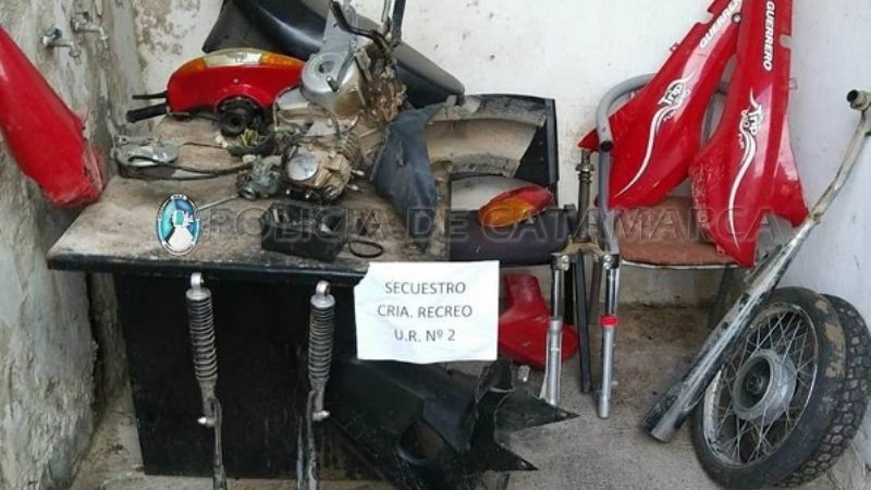Le robaron la moto y la encuentran desarmada, oculta en un descampado