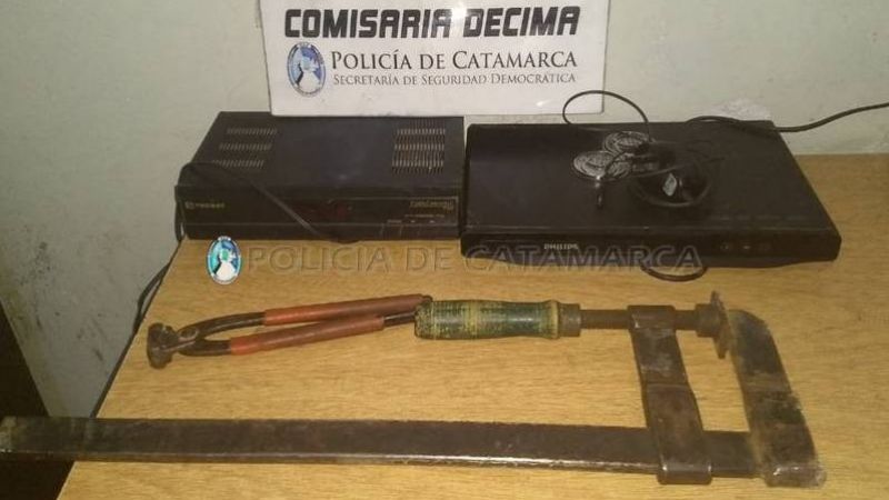 Persiguen y atrapan a ladrón cuando llevaba varios elementos