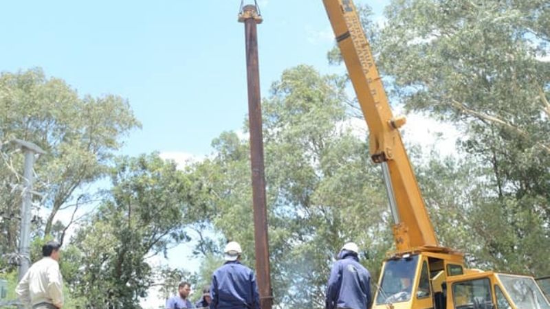 Trabajan en la reparación de la bomba del Pozo 56
